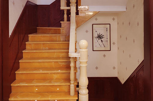 沧州中式别墅室内汉白玉石楼梯的定制安装装饰效果